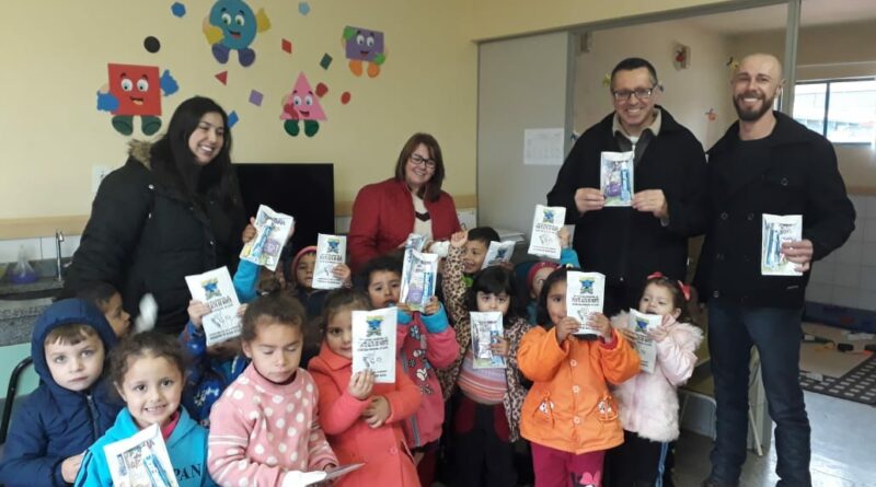 Entrega de Kits de Higiene Bucal aos alunos das escolas municipais.